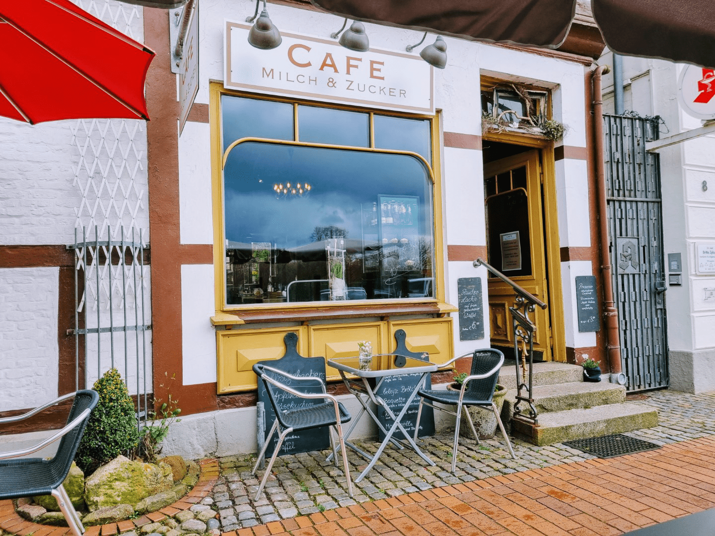 Café Milch und Zucker am Nord-Ostsee-Kanal direkt am Paradeplatz